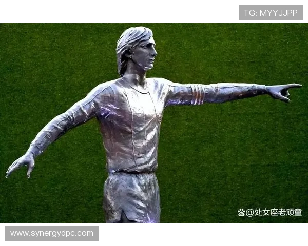 克鲁伊夫技术风格解析：控球主导与空间创造的现代足球奠基